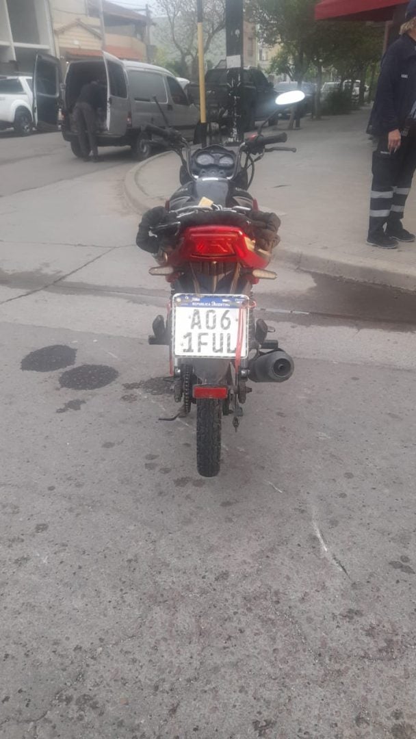Choque en Mitre y San Juan: una motociclista resultó herida