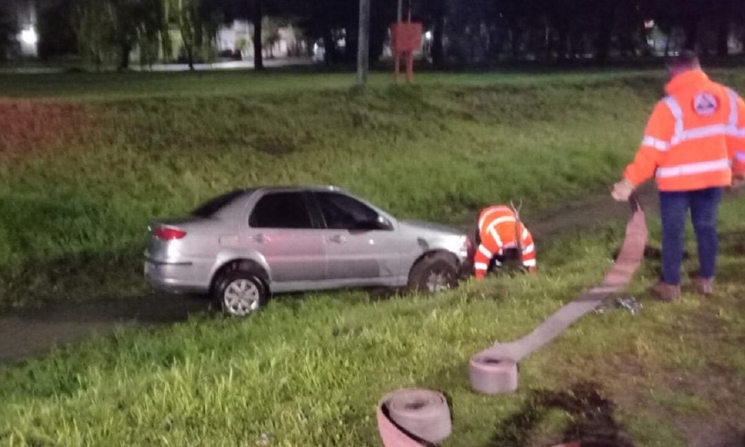 Alcoholizado, terminó con su auto dentro de una zanja