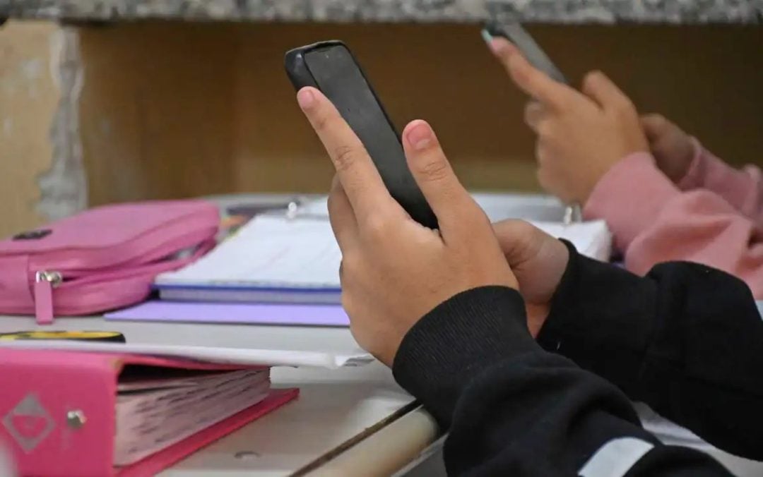 Prohíben por ley que los alumnos usen teléfonos celulares en las escuelas primarias bonaerenses