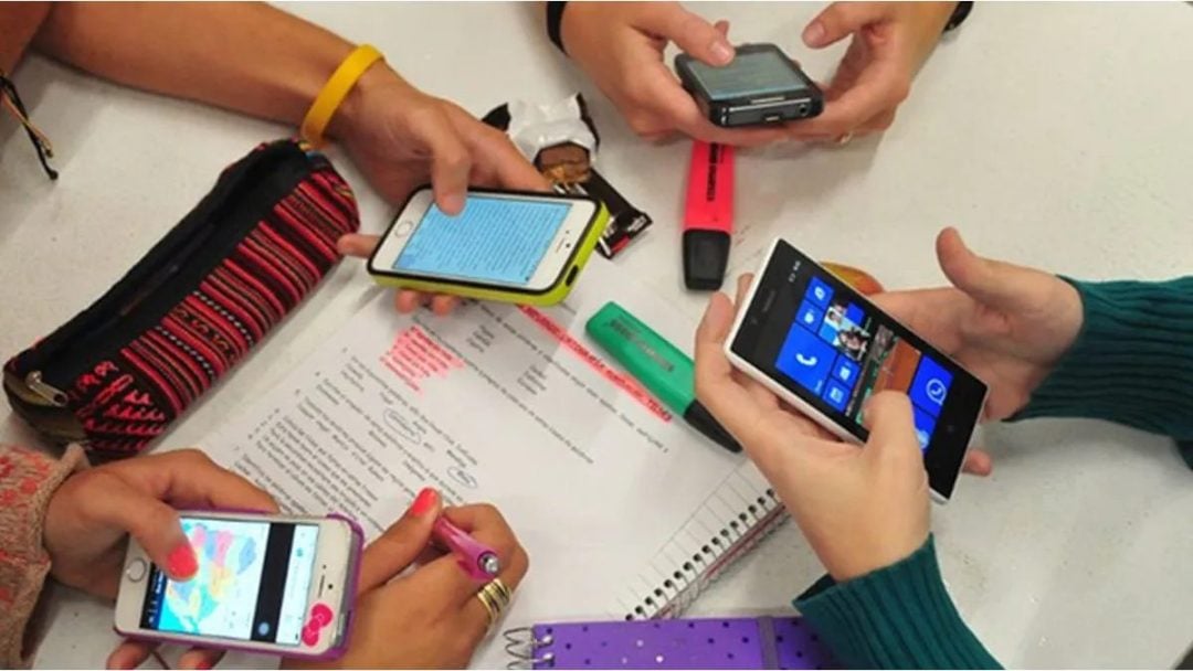 Escuelas privadas respaldan la ley que regula el uso de pantallas en las aulas bonaerenses