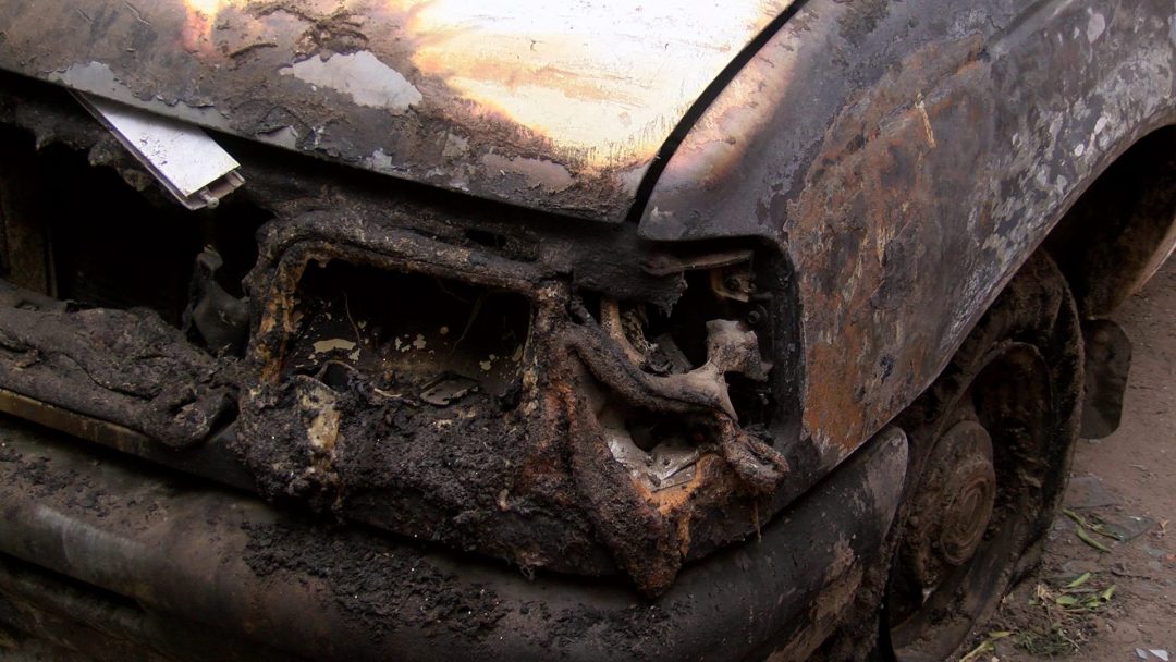 Es vidriero y perdió las herramientas de trabajo:  “Un pibe me prendió fuego la camioneta”