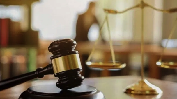 Condenan a un hombre a 10 años de prisión por abusar de la hija de su pareja