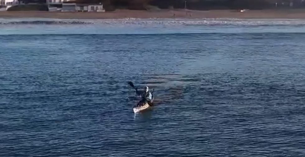 “Siempre solo, pero acompañado por la naturaleza”: ya está en Pehuen Co el brasileño que busca unir la Guyana Francesa con Ushuaia en kayak