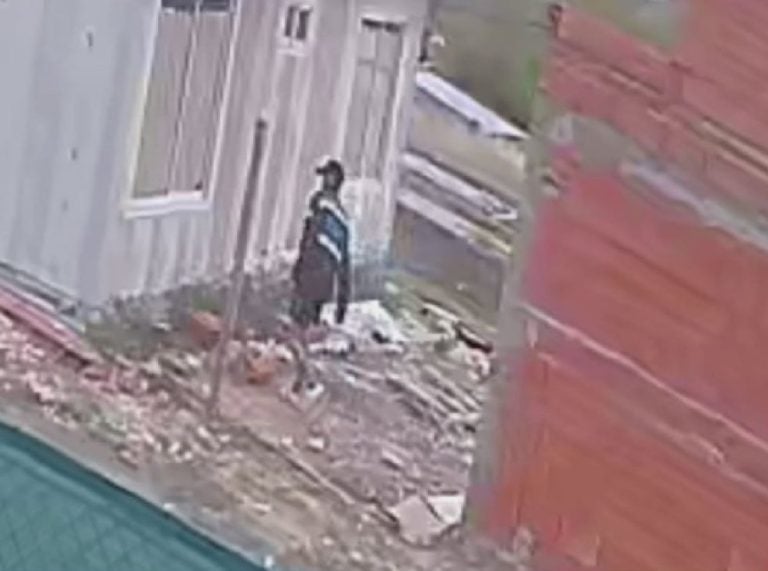 “Entró y se llevó todo lo que tenía a mano”: buscan a un ladrón que quedó registrado por las cámaras de seguridad