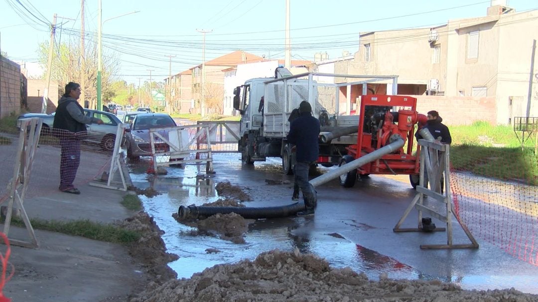 Sin agua por la rotura de un acueducto y enojo con ABSA: “Lo único que hacen es tomarte el reclamo”