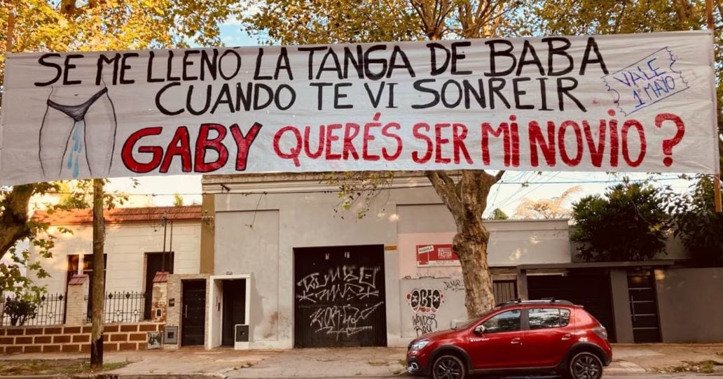 “Se me llenó la tanga de baba”: el pasacalle con una propuesta de amor que se hizo viral y tuvo un final feliz