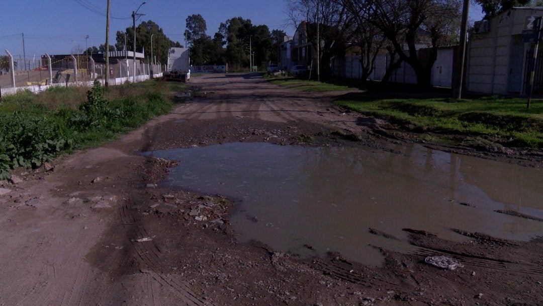 Reclamo de vecinos del barrio Colón: “Hace años pedimos el asfalto y seguimos esperando”