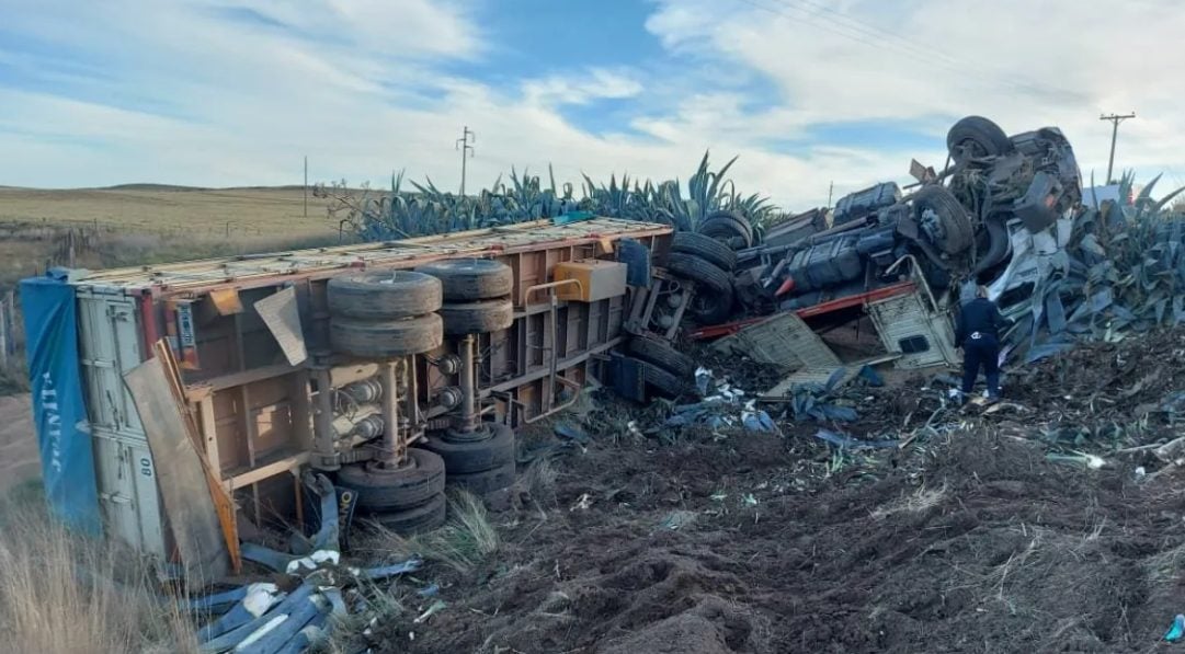 Un camionero terminó internado tras un vuelco en la ruta 51