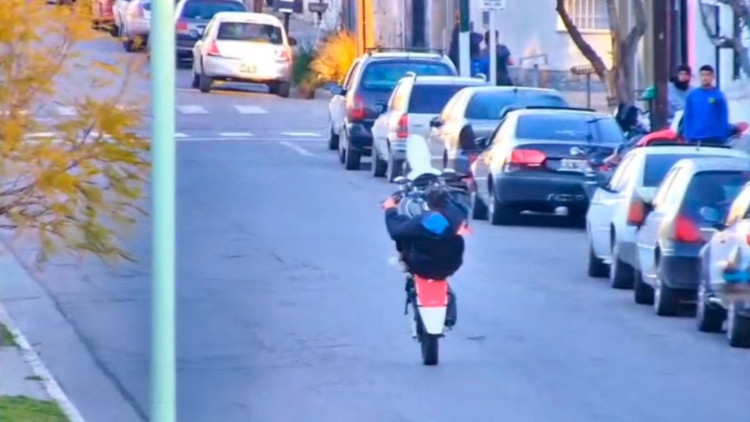 Persecución y detención de un motociclista por maniobras peligrosas en Villa Mitre