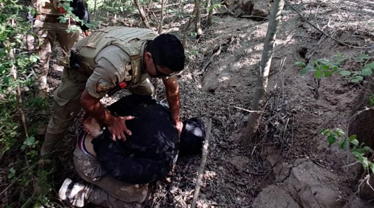 Un hombre golpeó a la esposa de su exjefe, secuestró a la hija y cayó tras una persecución de película
