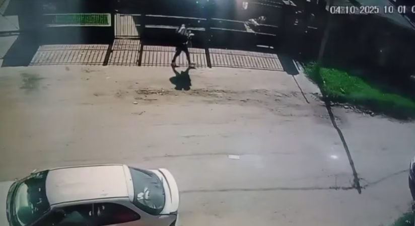 Con el cuerpo envuelto en una frazada, así salía de su casa el hombre que confesó haber matado a su hijastro