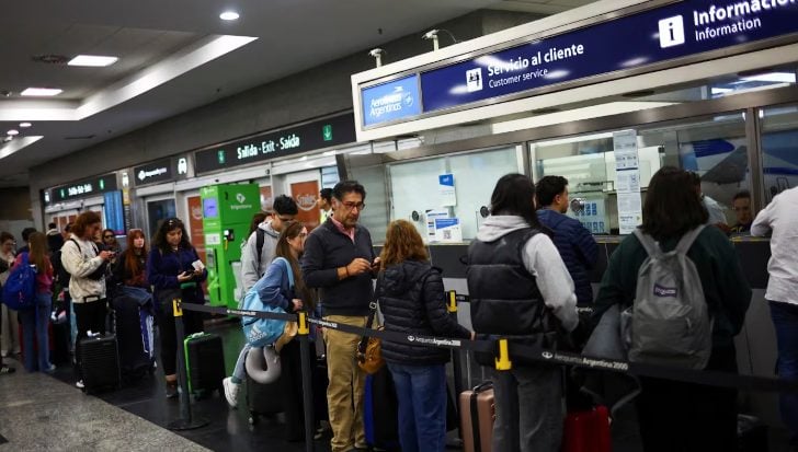 Por el paro de pilotos, Aerolíneas Argentinas anticipó demoras en 95 vuelos: habrá 12 mil pasajeros afectados