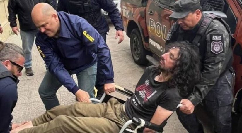 El doble femicida de Córdoba volvió a hablar durante un traslado y se justificó: “Solo fui a rescatar a mi hijo”