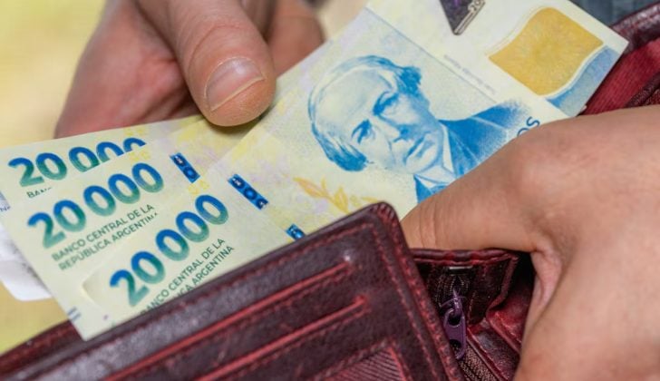 Salarios estancados, deudas y consumo en baja: cómo llega la economía familiar a las elecciones legislativas