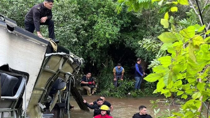 Quiénes eran las nueve víctimas fatales del micro de larga distancia que chocó y cayó a un arroyo en Misiones