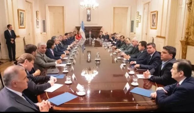 Sin convocar a Kicillof, Milei recibirá hoy a la mayoría de los gobernadores