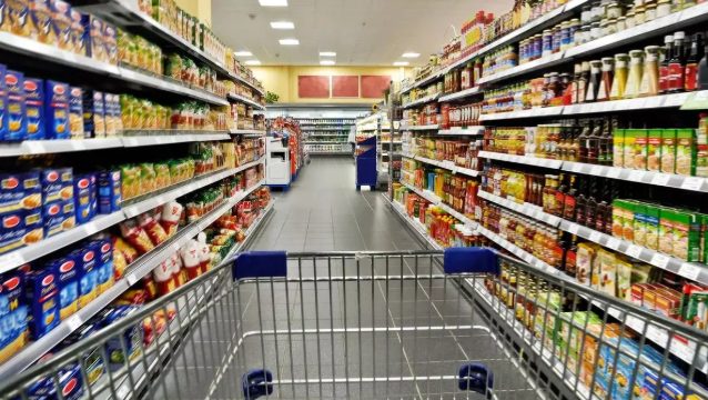 Los argentinos cada vez recurren más a endeudarse para ir al supermercado