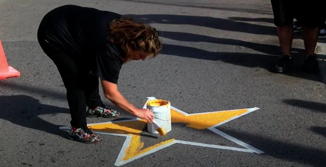 “Nunca hubo justicia, pero la estrella amarilla es nuestra forma de recordarla”: homenaje a Claudia Pastor en Charlone y Bélgica