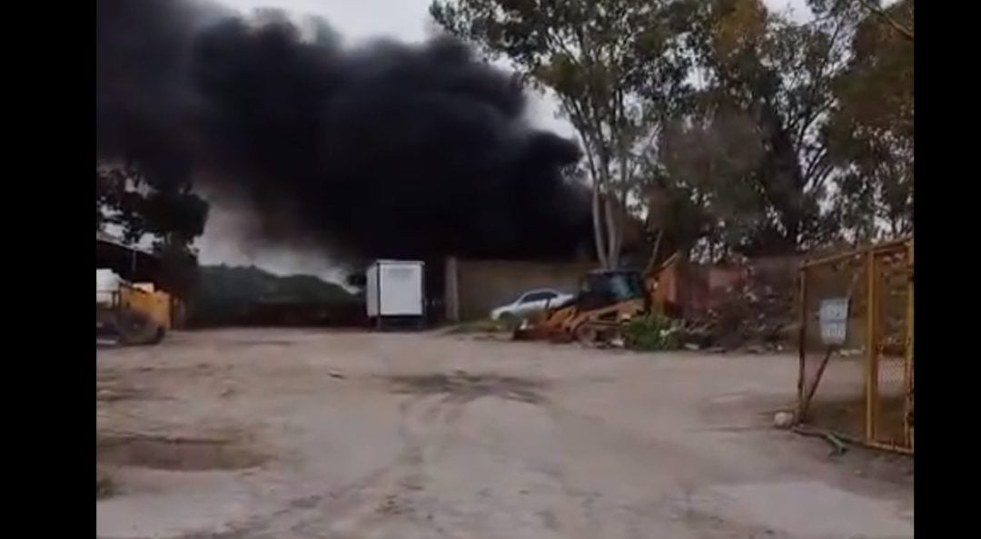 Incendio intencional en la delegación Noroeste: una densa columna de humo negro alarmó a los vecinos
