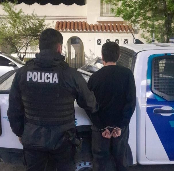 Aprehendieron a un joven tras trepar un portín e intentar robar una escalera