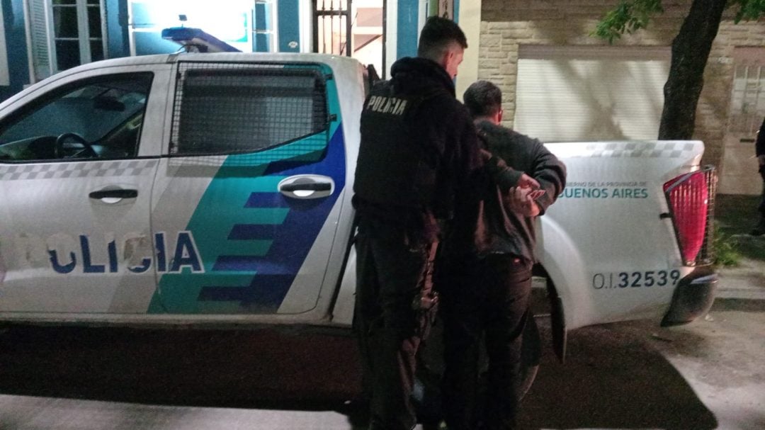 Robó elementos del interior de un auto estacionado y lo deteuvieron