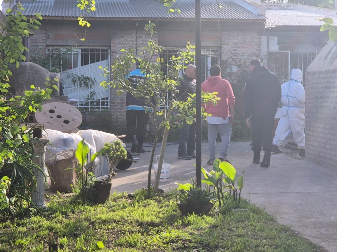 Muertes en el barrio Thompson: “Se sintió un disparo y algunos vecinos vieron salir a una persona en moto”