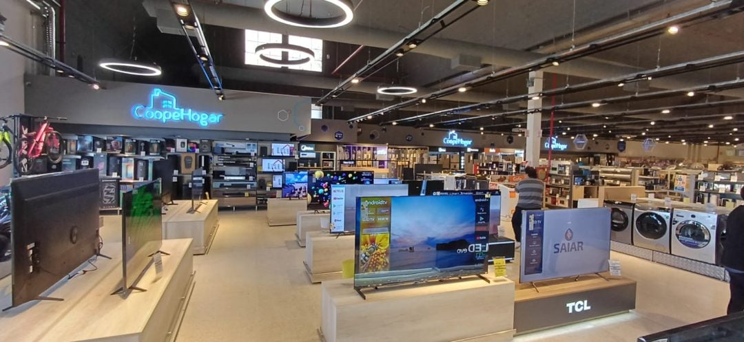 “Lo reconstruimos entre todos”: reabre el Híper de Aguado tras siete meses de obras después de la inundación