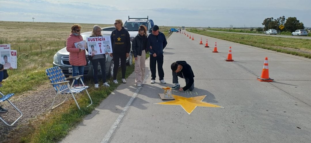 “Mi hermano murió y la causa está parada”: pintaron una estrella amarilla en memoria de Nicolás Aguilar