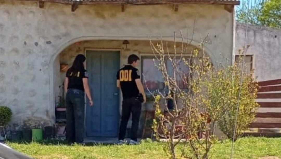 Allanaron la casa del golpeador de Suárez: secuestraron una cuna y un colchón para peritajes