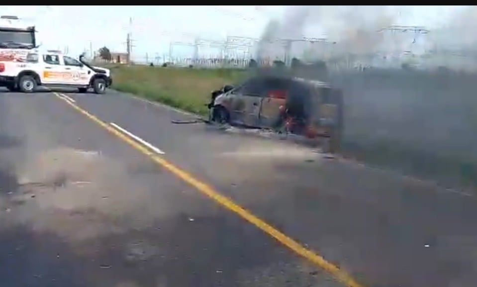 Choque frontal en la Ruta 51: un auto se incendió y la ruta sigue cortada