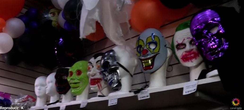Las ventas por Halloween en Bahía: “Este año arrasaron las máscaras con luces y los disfraces de terror clásico”