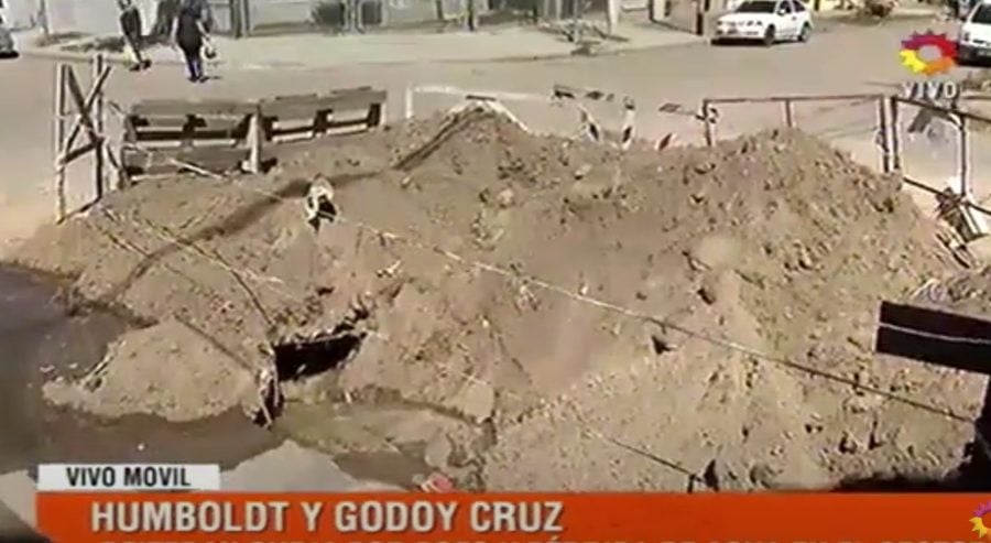 “Taparon el problema, pero el caño sigue perdiendo”: sigue el reclamo por un caño roto en Humboldt y Godoy Cruz