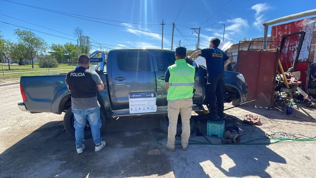 Clausuran un taller mecánico y demoran a un hombre por tener una camioneta robada