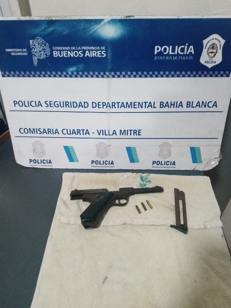 Detienen a dos jóvenes con un arma de fuego y una motocicleta sin documentación