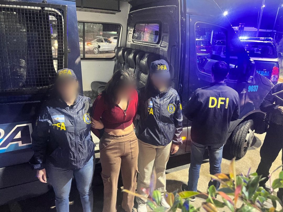 “Narcomodelo”: la Policia Federal expulsó del país a una joven boliviana por traslado de 359 kg de cocína