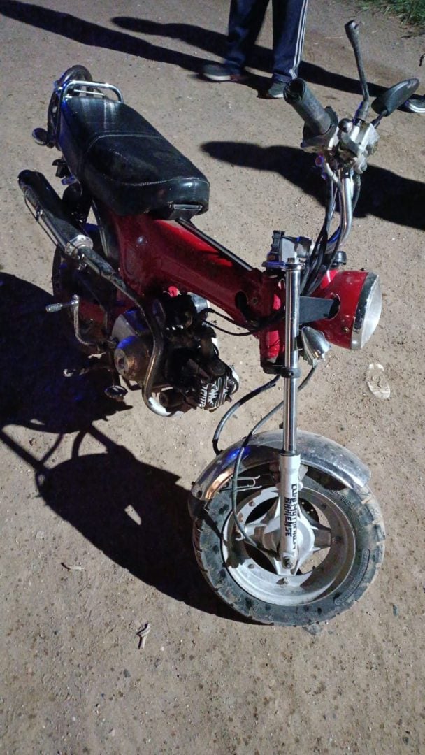 Un lomo de burro “inesperado” fue lo que llevó a una joven a caer de su motocicleta en calle La Niña
