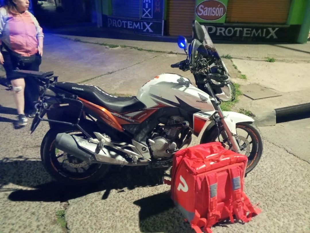 Un cadete resultó herido tras colisionar su moto con un auto en Rivadavia y Necochea