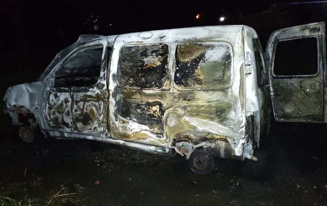 Apareció incendiada la Partner robada. Un pibe de 15 años estaría involucrado en el hecho