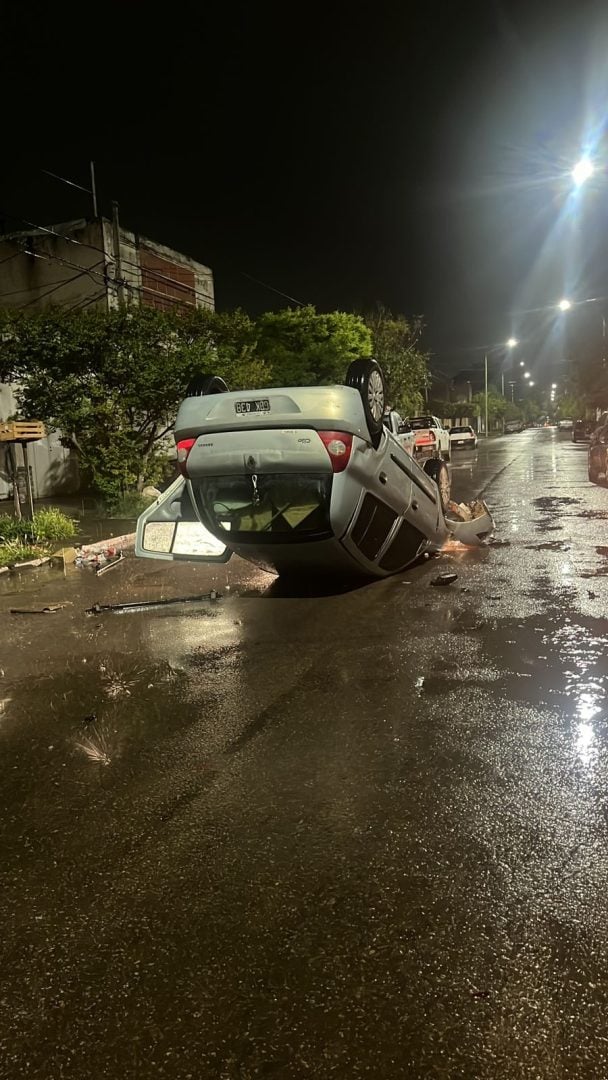 Accidente sin heridos en Avellaneda: un auto “uber” volcó tras esquivar un pozo