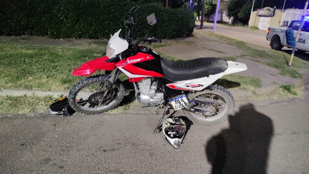 Detienen a dos hombres tras fuga en moto y amenaza con arma blanca