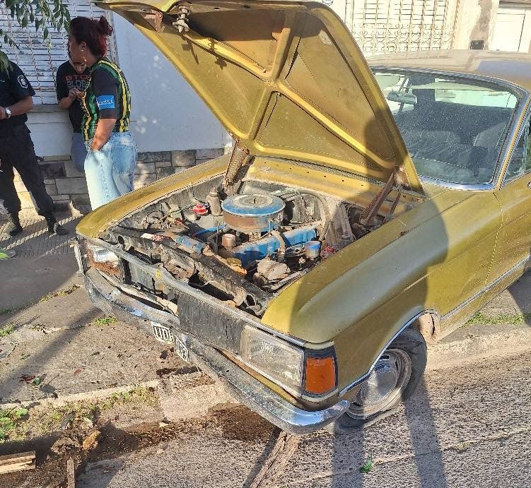 Video: Un Falcon sin volante atropelló a dos vecinos: un herido quedó internado con fracturas