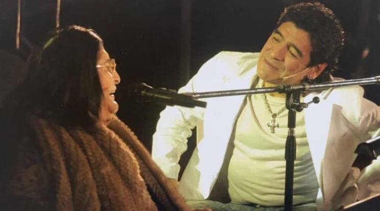 A 5 años de su muerte, se reactivó la cuenta de Maradona con la estrofa de una canción de Mercedes Sosa