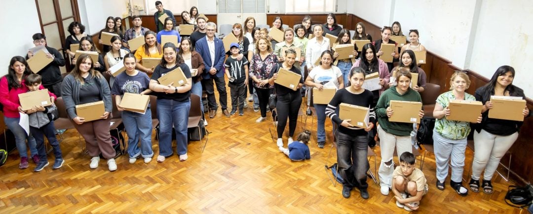 Se hizo la segunda entrega de notebooks a estudiantes de la UNS afectados por la inundación