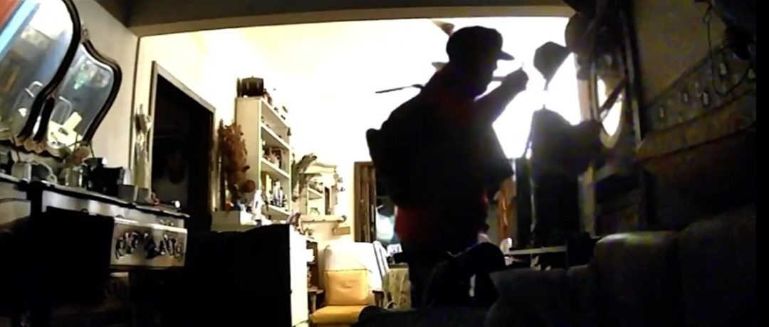 “Lo encontré de frente con mi computadora en la mano”: un vecino sorprende a un ladrón dentro de su casa en Bolivia al 1000