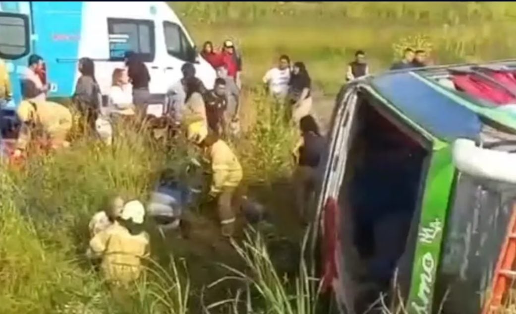 Tragedia en Mar Chiquita: volcó un micro en la Ruta 2 y hay al menos dos muertos