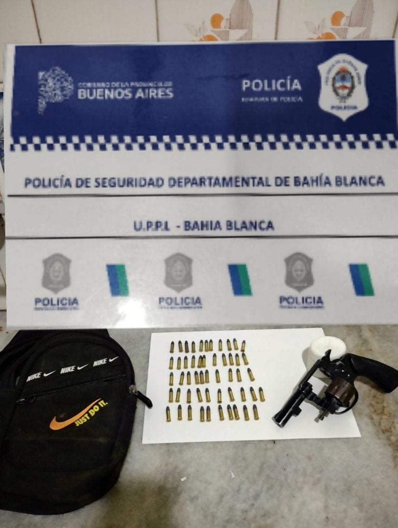 Cuatro detenidos por circular con un arma y municiones en un auto sin documentación