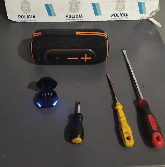 Tres menores detenidos tras robar elementos de un auto en 3 de Febrero al 1700