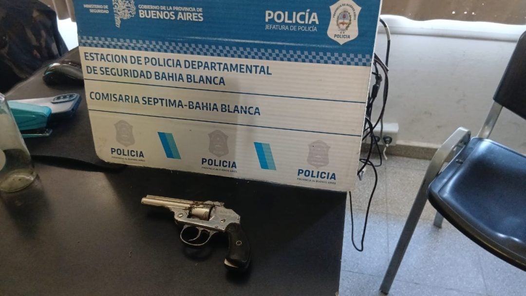 Mientras lo desalojaban porque no pagaba el alquiler, encontraron un arma y marihuana entre los muebles: terminó preso