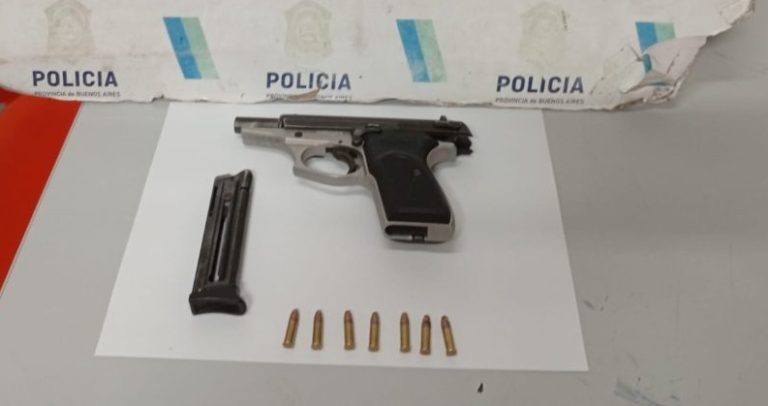 Tras una espectacular persecución, detuvieron a dos jóvenes que iban armados en una moto