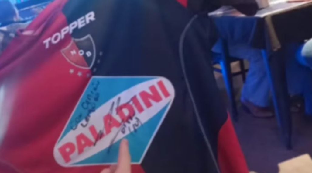 Robaron una camiseta de Newell’s firmada por Diego Maradona mientras era exhibida en un museo de Córdoba